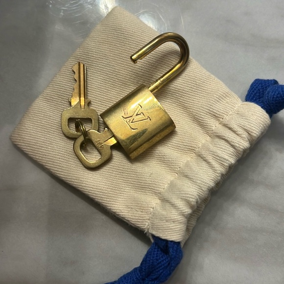 Louis Vuitton Speedy 35 in Monogram - Picture 5 of 17